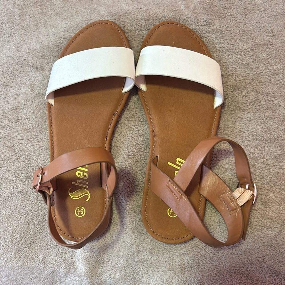 Women’s flat sandal with open toe and ankle strap